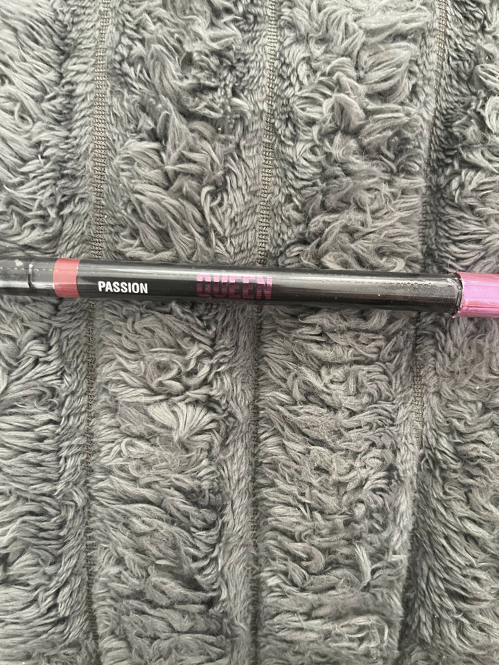 QUEEN LIP LINER IN PASSION