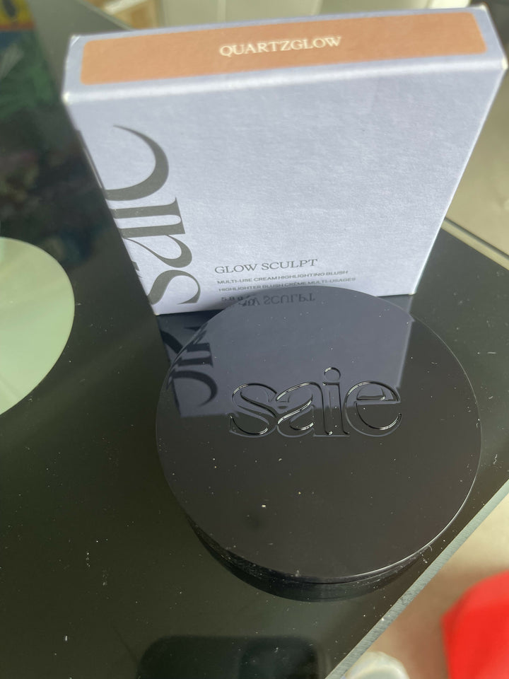 SAIE GLOW SCULPT IN QUARTZ GLOW
