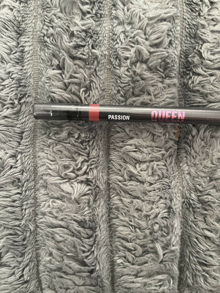 QUEEN LIP LINER IN PASSION