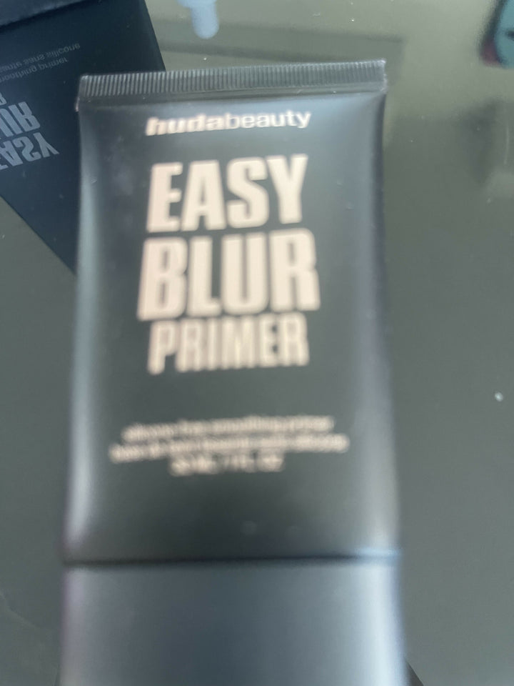 HUDA BEAUTY EASY BLUR PRIMER